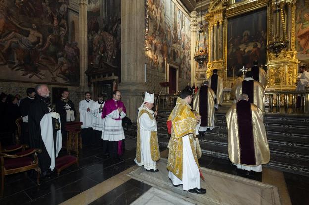 El cardenal Cañizares pasa junto a caballeros de la Orden de Malta, ayer. 