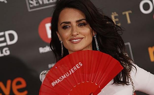 Penélope Cruz con el abanico de la marca valenciana.