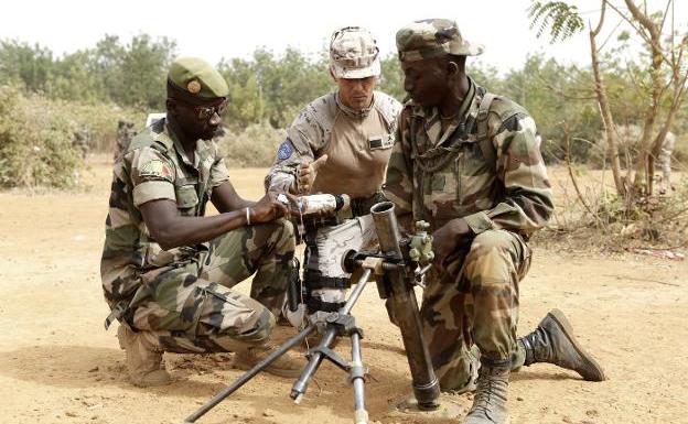 Un instructor español imparte un curso de morteros el pasado jueves en Koulikoro.