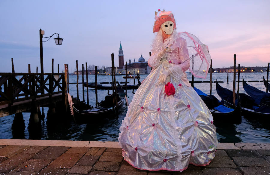 Venecia ha inaugurado con el tradicional "vuelo del ángel" su célebre carnaval, uno de los más famosos del mundo y que en esta edición, inspirada en el colorido mundo del circo, contará con limitaciones de aforo. Entre aplausos y confeti, dio comienzo el carnaval del 2018, titulado 'Creatum-Civitas Ludens', y que se celebrará hasta el próximo 14 de febrero con un programa cargado de actividades lúdicas y culturales.