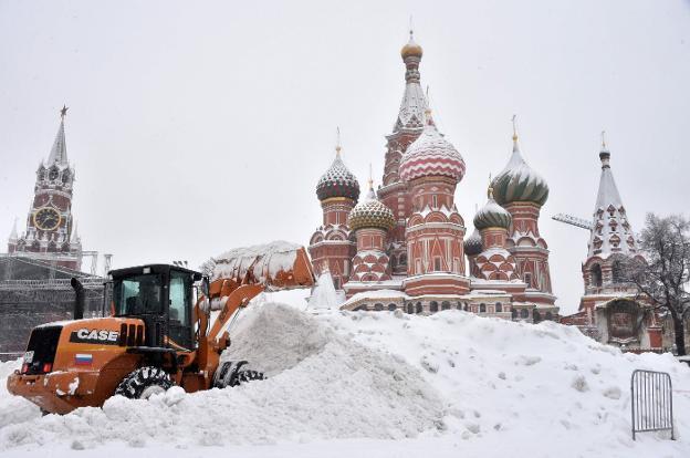 Una excavadora amontona la nieve caída en la Plaza Roja. 