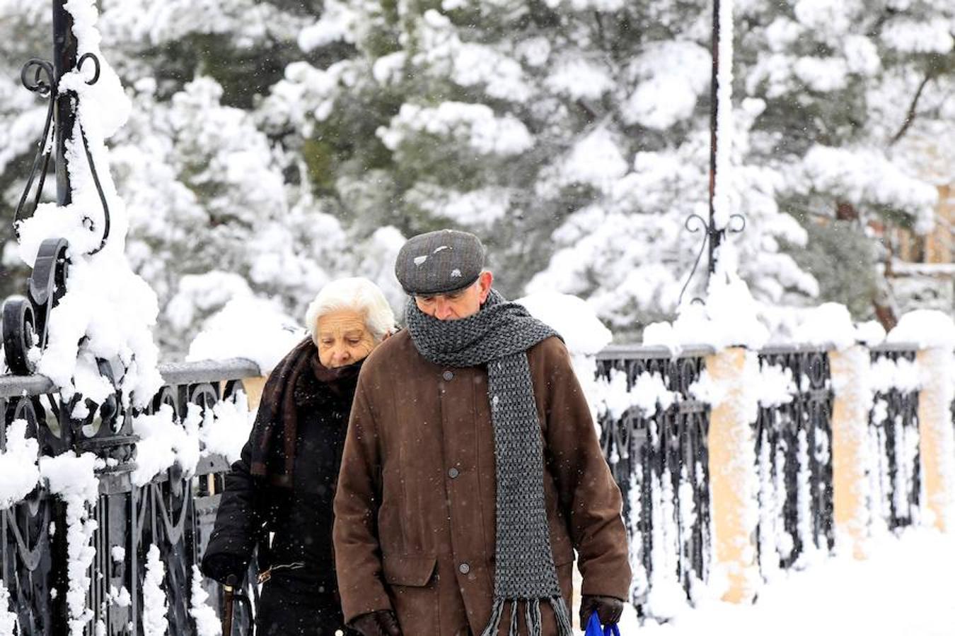 Frío y nieve en la ciudad de Teruel, donde la Agencia Estatal de Meteorología (Aemet) mantiene activada la alerta amarilla por nevadas en Albarracín y Jiloca, Gúdar y Maestrazgo, por nevadas de hasta 10 centímetros de espesor, en cotas de 400-600 metros, y de 4 centímetros en el Bajo Aragón, en altitudes a partir de 600-800 metros. 