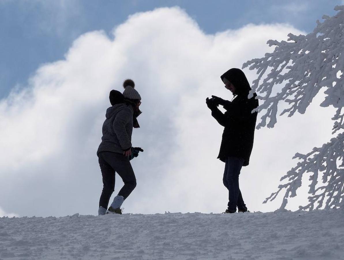 Vista de la montaña lucense en O Cebreiro cubierta de nieve a causa de las copiosas nevadas caídas en las últimas horas.