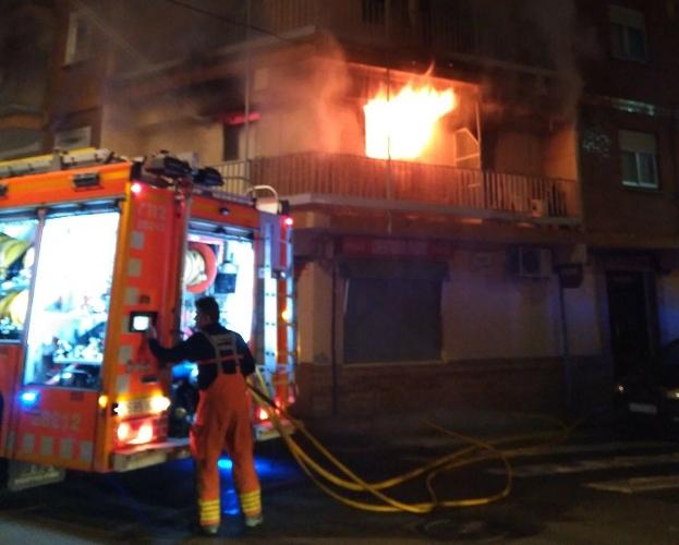 Un herido y cinco personas intoxicadas por humo en una vivienda de Burjassot