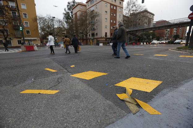 Pasos de cebra despegados, ayer en la avenida del Cid. 