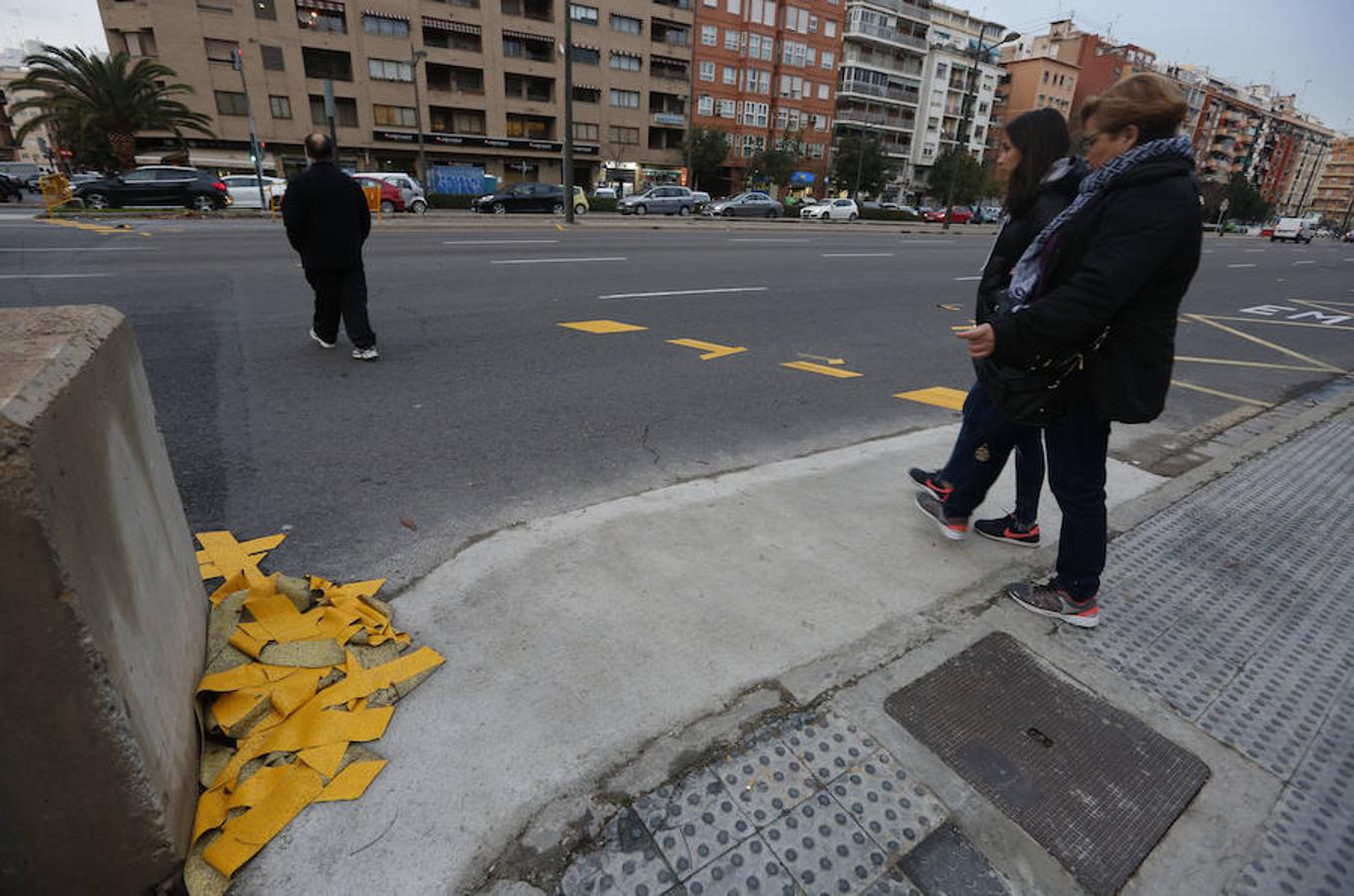 Los pasos de cebra se despegan en la avenida del Cid