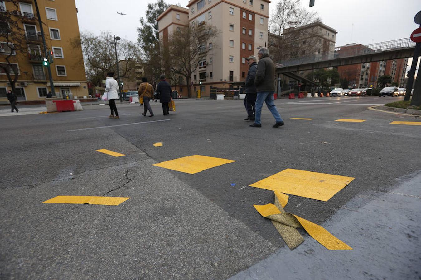 Los pasos de cebra se despegan en la avenida del Cid