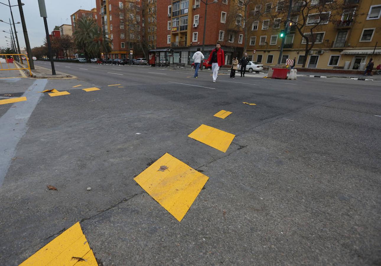 Los pasos de cebra se despegan en la avenida del Cid