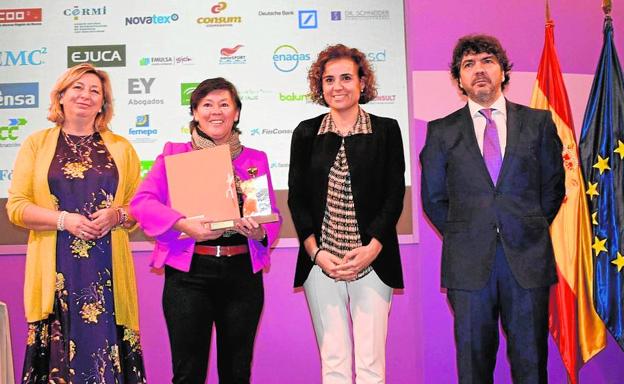 Marta de Castro recoge el premio de manos de la ministra Dolors Montserrat.