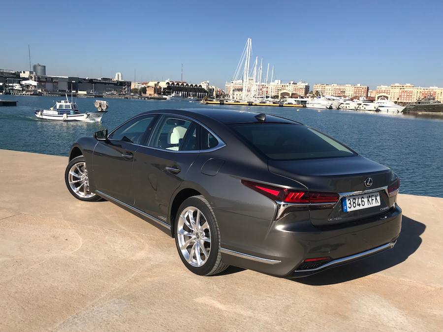 La nueva generación LS de Lexus lleva la mecánica híbrida a su máximo esplendor en una berlina con todo el lujo de la marca japonesa