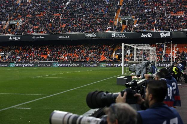 Imagen habitual de la grada de Mestalla de enfrente de tribuna esta temporada. 