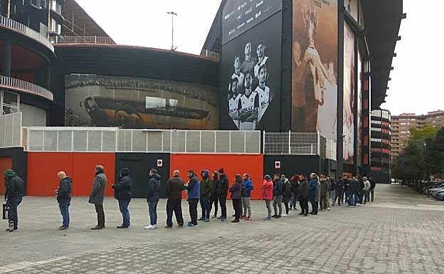 Las colas han ido ampliándose desde primera hora. 