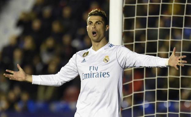 Cristiano Ronaldo protesta durante un partido de Liga. 