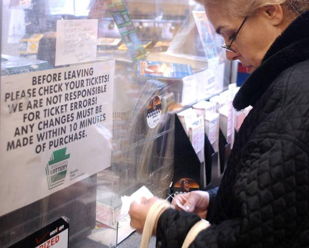 Una mujer compra un boleto de lotería en Philadelphia.