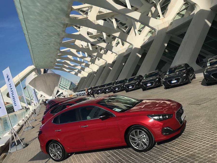 Al Hyundai i30 de cinco puertas, el amplio familiar y el deportivo N se suma el Fastback, un sedán-coupé destinado a clientes exclusivos