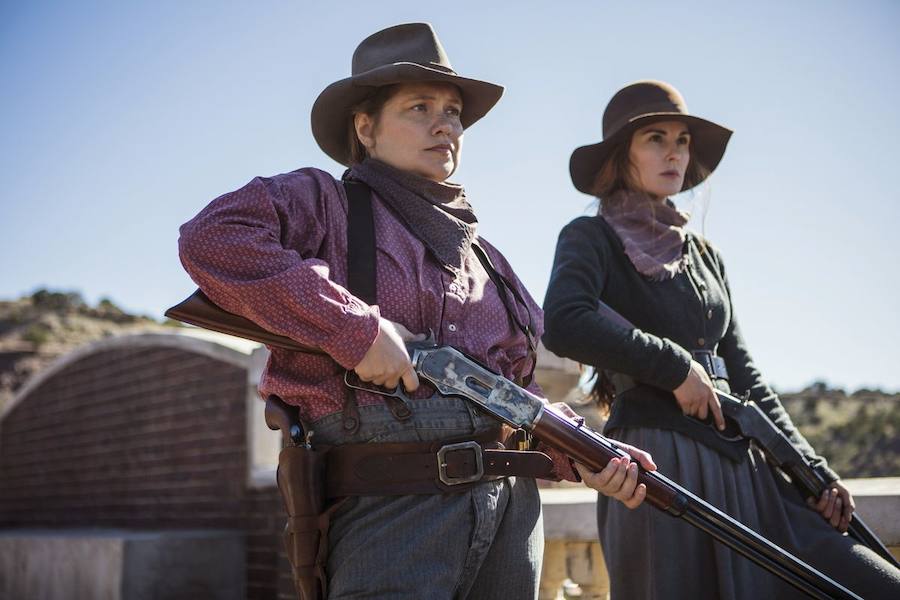 8 - Godless: 7,7. Un western como los de antes pero con muchas novedades, de eso trata Godless. Un bandolero huye de una muerte segura y acaba en La Belle, un pueblo reinado por las viudas de los antiguos trabajadores de la mina. La intriga no está reñida con el cuidado de la trama y los conflictos secundarios, que dejan un buen puñado de personajes complejos.