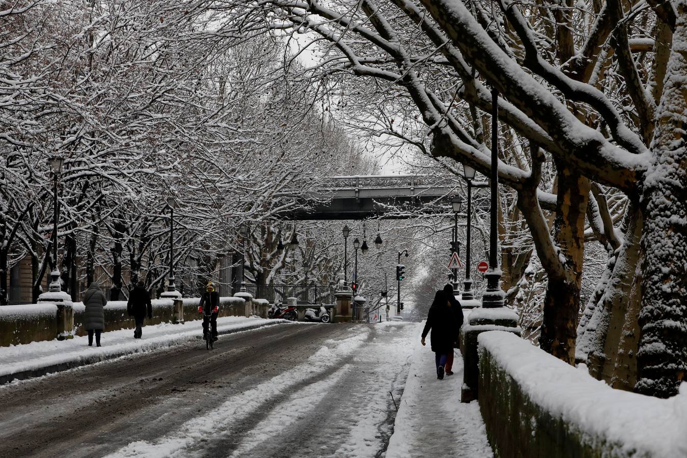 La capital francesa muestra estos días su imagen más invernal. Lugares emblemáticos como la Torre Eiffel, la Basílica del Sagrado Corazón, Versalles o los Campos Elíseos se han visto cubiertos por un temporal de nieve sin precedentes.