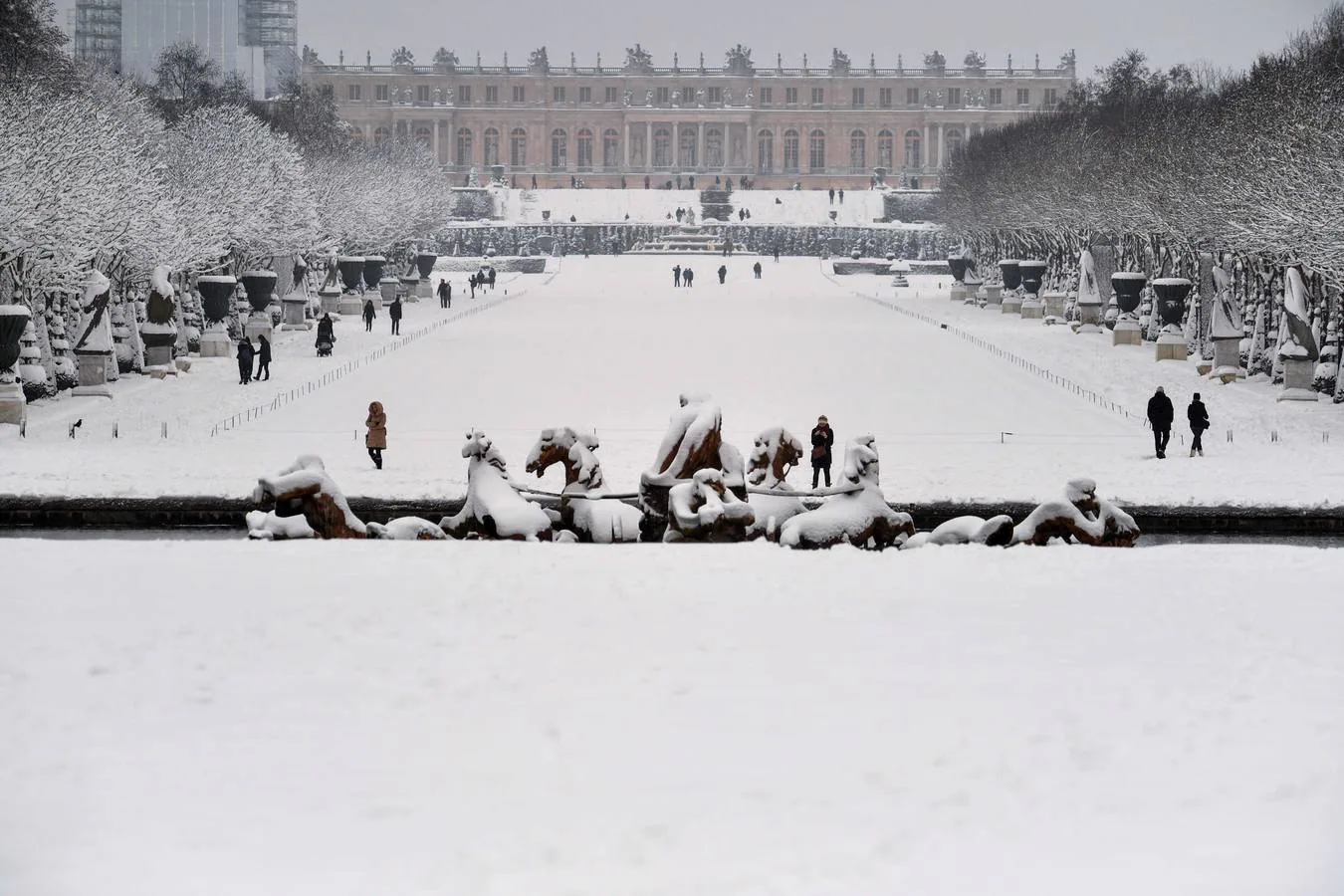 La capital francesa muestra estos días su imagen más invernal. Lugares emblemáticos como la Torre Eiffel, la Basílica del Sagrado Corazón, Versalles o los Campos Elíseos se han visto cubiertos por un temporal de nieve sin precedentes.
