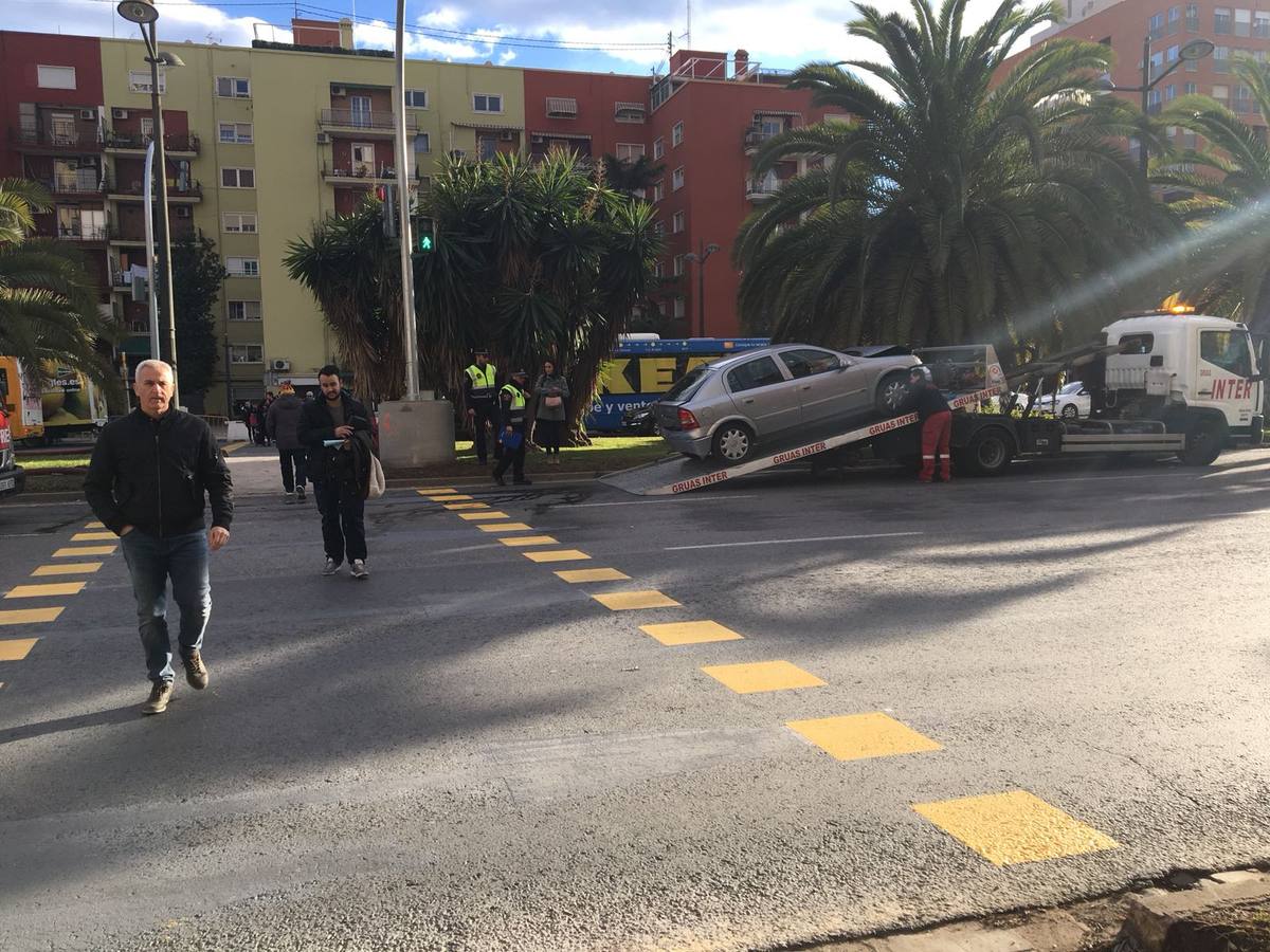 Cuatro vehículos se han visto implicados en un accidente en la avenida del Cid, afectada por las polémicas obras sobre la eliminación de pasarelas peatonales.