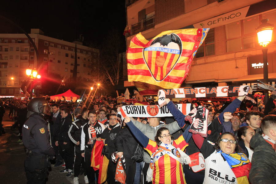 Miles de aficionados esperan al Valencia a las puertas del Mestalla