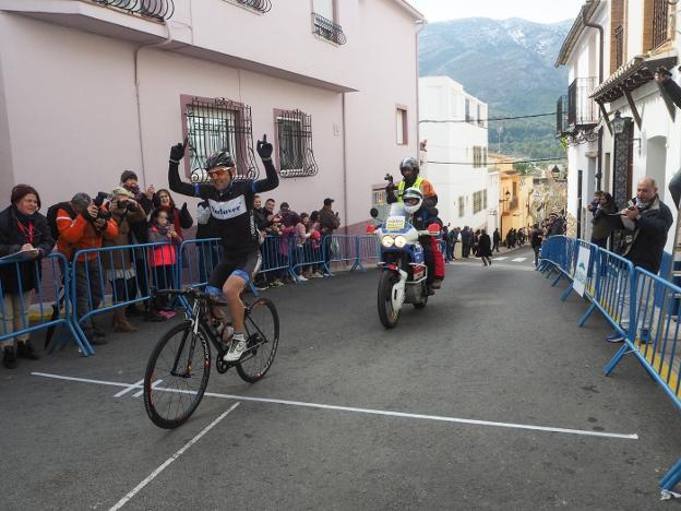 Raúl Portillo entrando en la meta de la etapa de Parcent de la Volta Ciclista a la Marina. 