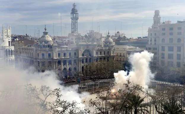 Mascletà en la plaza del Ayuntamiento. 