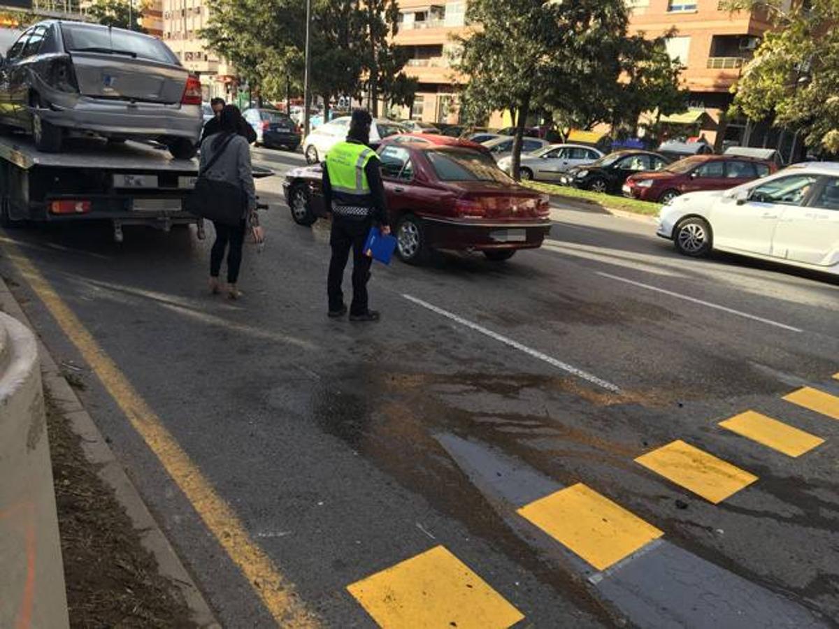 Cuatro vehículos se han visto implicados en un accidente en la avenida del Cid, afectada por las polémicas obras sobre la eliminación de pasarelas peatonales.