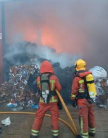 Imagen secundaria 2 - Controlado el incendio declarado anoche en una empresa de reciclaje de Benaguasil