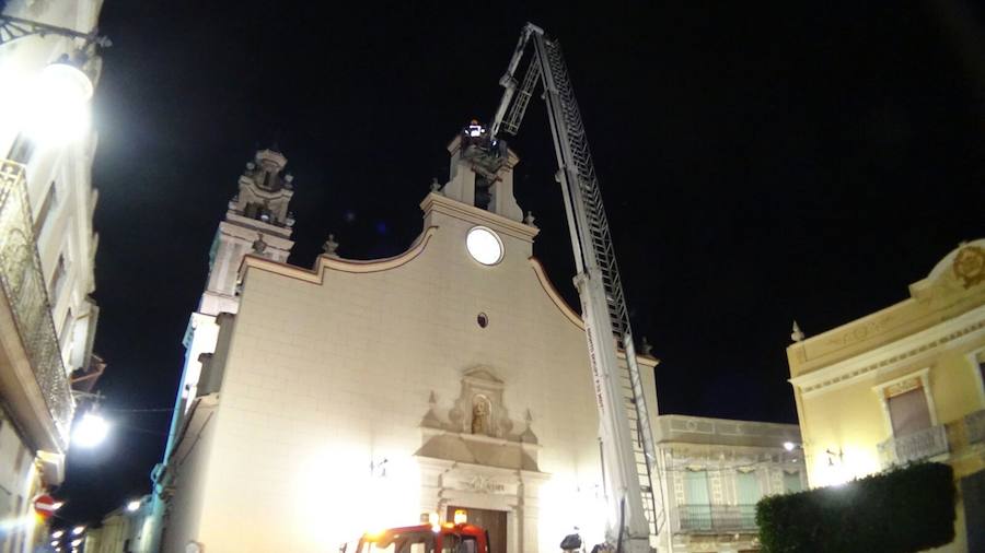 Fotos del rescate de ocho palomos deportivos en el campanario de la iglesia de Sollana