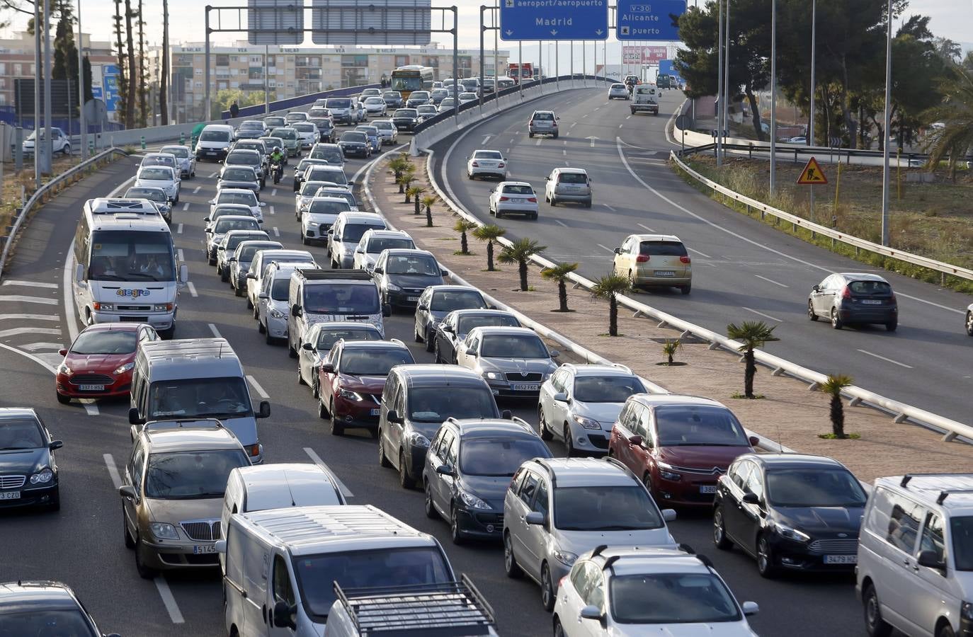 Fotos de atascos en la entrada a Valencia por la autovía A-3