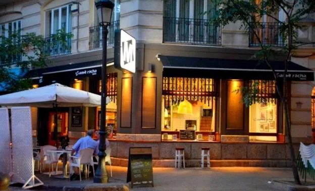 Terraza de Taberna Mama Racha. 