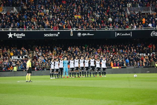 Los futbolistas del Valencia recordaron a Nacho Barberá antes del encuentro. 