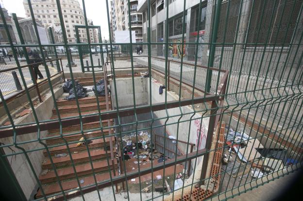 Entrada de obras al parking llena de basura. 