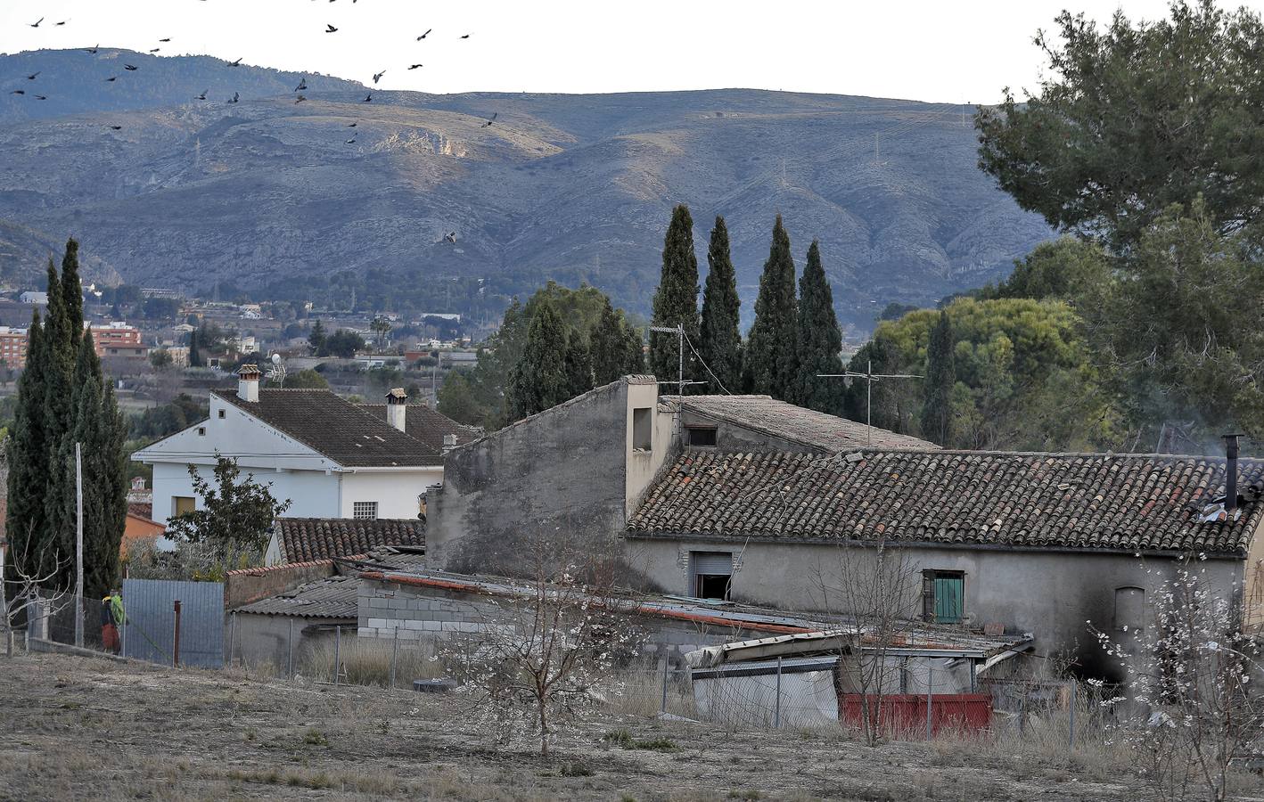 Un incendio de una casa de campo en ontinyent ha causado la muerte de dos bebés de 10 meses. Las pequeñas se encontraban solas en casa porque el padre había salido a cortar leña cerca.