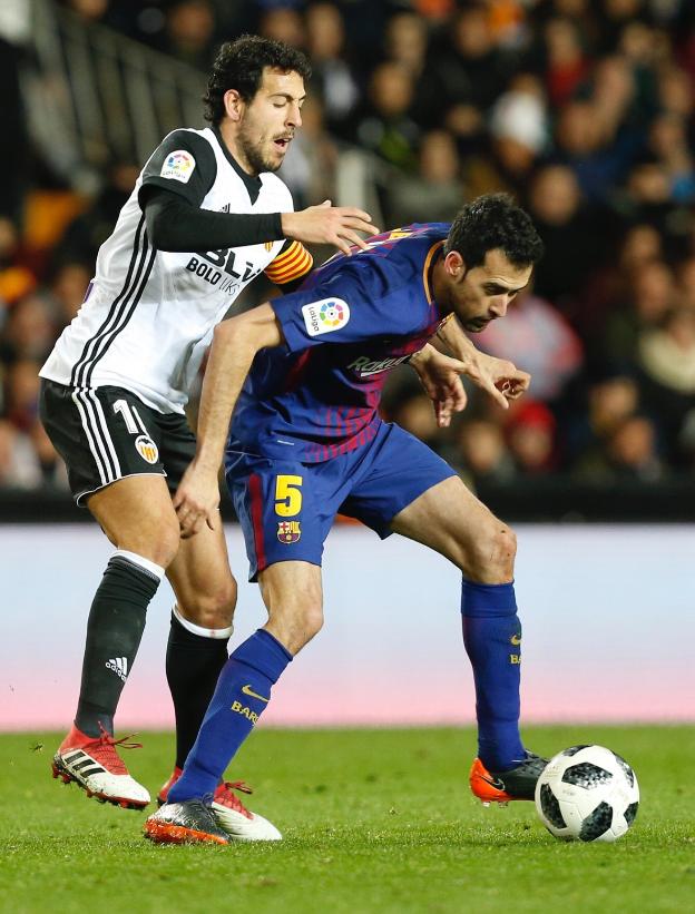 Dani Parejo presiona a Sergio Busquets durante el partido que enfrentó al Valencia y al Barça en Mestalla, en la Copa del Rey. 