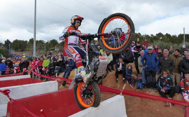 Toni Bou , vigente campeón del mundo y de España, en plena competición.