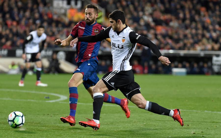 Estas son las imágenes que deja el derbi en Mestalla, jornada 23 de la Liga