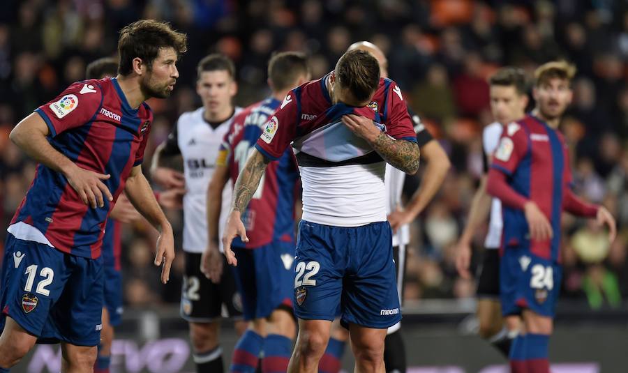 Estas son las imágenes que deja el derbi en Mestalla, jornada 23 de la Liga