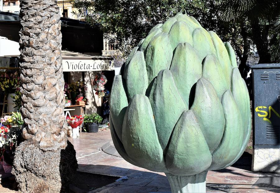 La plaza del Ayuntamiento de Valencia acogió el pasado domingo 11 de febrero la tercera edición del mercado de proximidad 'De l'Horta a la Plaça', en el que 55 productores y diez puestos de distribución compartieron el céntrico enclave de la ciudad con talleres, charlas y música. La propuesta de fomento de la producción agrícola de proximidad organizada por la Concejalía de Agricultura y Pueblos de Valencia arrancó a las 10 de la mañana con actividades divulgativas, culturales y lúdicas.