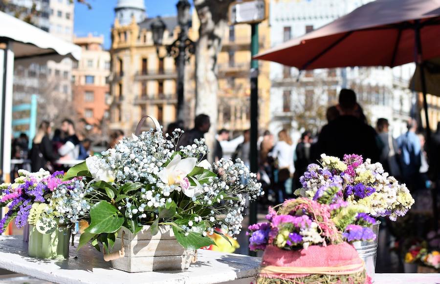 La plaza del Ayuntamiento de Valencia acogió el pasado domingo 11 de febrero la tercera edición del mercado de proximidad 'De l'Horta a la Plaça', en el que 55 productores y diez puestos de distribución compartieron el céntrico enclave de la ciudad con talleres, charlas y música. La propuesta de fomento de la producción agrícola de proximidad organizada por la Concejalía de Agricultura y Pueblos de Valencia arrancó a las 10 de la mañana con actividades divulgativas, culturales y lúdicas.