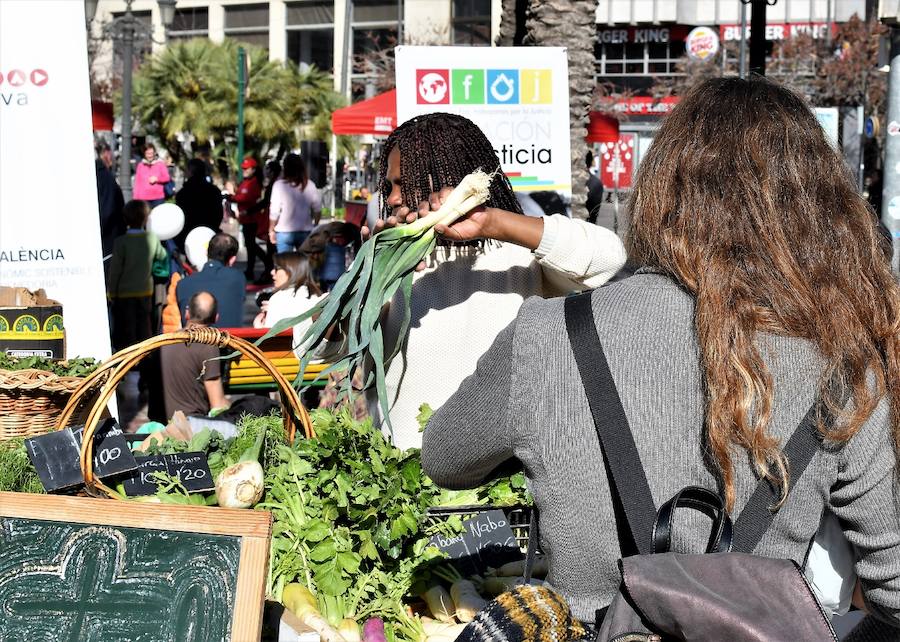 La plaza del Ayuntamiento de Valencia ha acogido este domingo la tercera edición del mercado de proximidad 'De l'Horta a la Plaça', en el que 55 productores y diez puestos de distribución han compartido el céntrico enclave de la ciudad con talleres, charlas y música. La propuesta de fomento de la producción agrícola de proximidad organizada por la Concejalía de Agricultura y Pueblos de Valencia arrancó a las 10 de la mañana con actividades divulgativas, culturales y lúdicas.