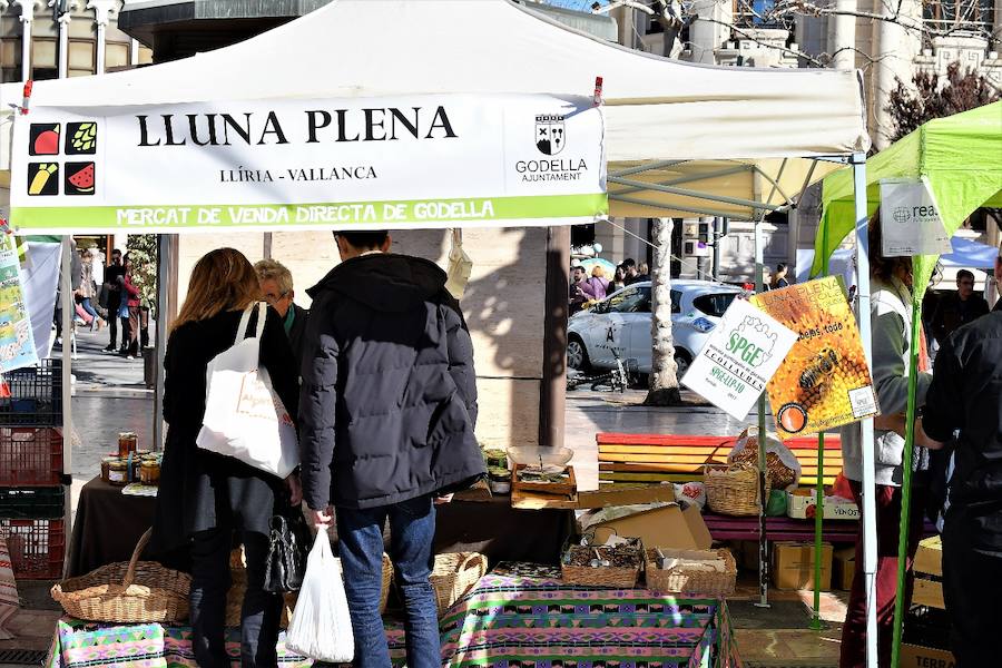 La plaza del Ayuntamiento de Valencia ha acogido este domingo la tercera edición del mercado de proximidad 'De l'Horta a la Plaça', en el que 55 productores y diez puestos de distribución han compartido el céntrico enclave de la ciudad con talleres, charlas y música. La propuesta de fomento de la producción agrícola de proximidad organizada por la Concejalía de Agricultura y Pueblos de Valencia arrancó a las 10 de la mañana con actividades divulgativas, culturales y lúdicas.