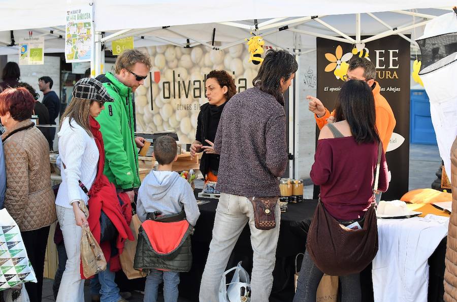 La plaza del Ayuntamiento de Valencia ha acogido este domingo la tercera edición del mercado de proximidad 'De l'Horta a la Plaça', en el que 55 productores y diez puestos de distribución han compartido el céntrico enclave de la ciudad con talleres, charlas y música. La propuesta de fomento de la producción agrícola de proximidad organizada por la Concejalía de Agricultura y Pueblos de Valencia arrancó a las 10 de la mañana con actividades divulgativas, culturales y lúdicas.