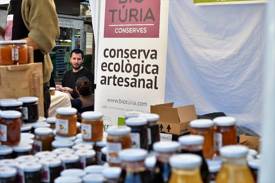 La plaza del Ayuntamiento de Valencia ha acogido este domingo la tercera edición del mercado de proximidad 'De l'Horta a la Plaça', en el que 55 productores y diez puestos de distribución han compartido el céntrico enclave de la ciudad con talleres, charlas y música. La propuesta de fomento de la producción agrícola de proximidad organizada por la Concejalía de Agricultura y Pueblos de Valencia arrancó a las 10 de la mañana con actividades divulgativas, culturales y lúdicas.