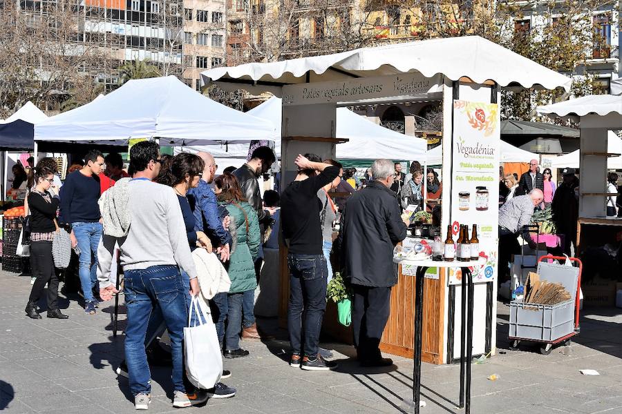 La plaza del Ayuntamiento de Valencia ha acogido este domingo la tercera edición del mercado de proximidad 'De l'Horta a la Plaça', en el que 55 productores y diez puestos de distribución han compartido el céntrico enclave de la ciudad con talleres, charlas y música. La propuesta de fomento de la producción agrícola de proximidad organizada por la Concejalía de Agricultura y Pueblos de Valencia arrancó a las 10 de la mañana con actividades divulgativas, culturales y lúdicas.