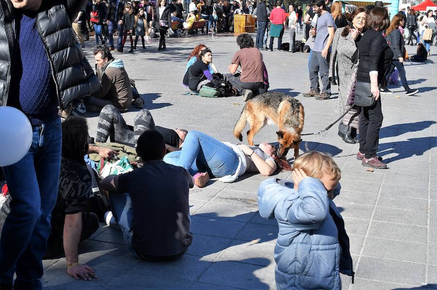 La plaza del Ayuntamiento de Valencia ha acogido este domingo la tercera edición del mercado de proximidad 'De l'Horta a la Plaça', en el que 55 productores y diez puestos de distribución han compartido el céntrico enclave de la ciudad con talleres, charlas y música. La propuesta de fomento de la producción agrícola de proximidad organizada por la Concejalía de Agricultura y Pueblos de Valencia arrancó a las 10 de la mañana con actividades divulgativas, culturales y lúdicas.