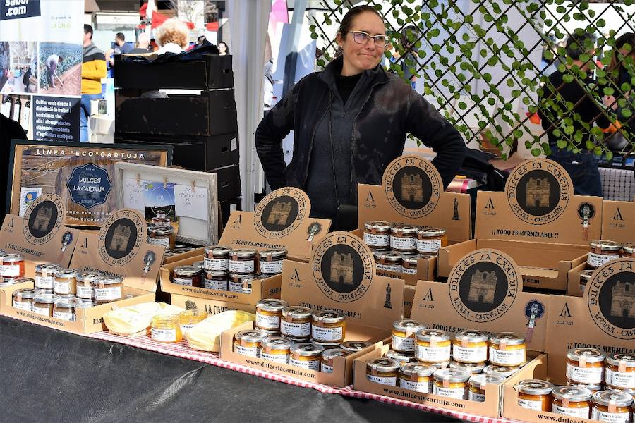 La plaza del Ayuntamiento de Valencia ha acogido este domingo la tercera edición del mercado de proximidad 'De l'Horta a la Plaça', en el que 55 productores y diez puestos de distribución han compartido el céntrico enclave de la ciudad con talleres, charlas y música. La propuesta de fomento de la producción agrícola de proximidad organizada por la Concejalía de Agricultura y Pueblos de Valencia arrancó a las 10 de la mañana con actividades divulgativas, culturales y lúdicas.