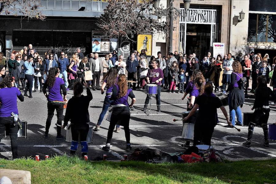 La plaza del Ayuntamiento de Valencia ha acogido este domingo la tercera edición del mercado de proximidad 'De l'Horta a la Plaça', en el que 55 productores y diez puestos de distribución han compartido el céntrico enclave de la ciudad con talleres, charlas y música. La propuesta de fomento de la producción agrícola de proximidad organizada por la Concejalía de Agricultura y Pueblos de Valencia arrancó a las 10 de la mañana con actividades divulgativas, culturales y lúdicas.