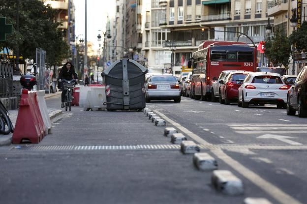 El carril bici inacabado, ayer por la tarde, con los muros provisionales todavía en la calle. 