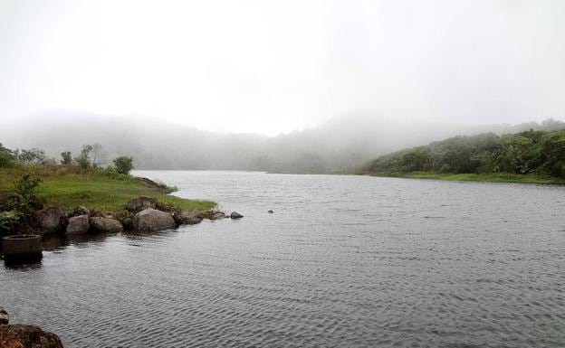 Reserva de agua bruta a cielo abierto en la isla de Dominica.